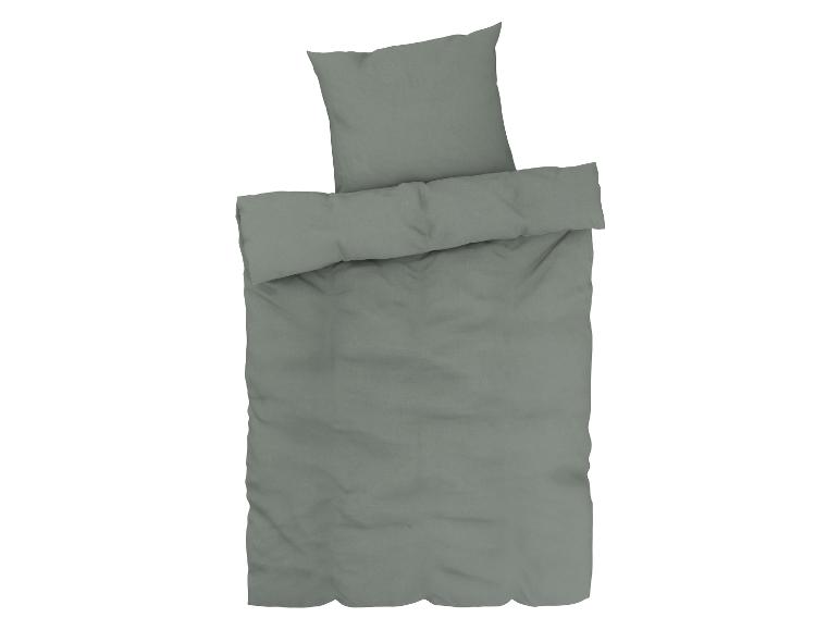 Eine grüne Bettdecke mit passenden Kissenbezügen.