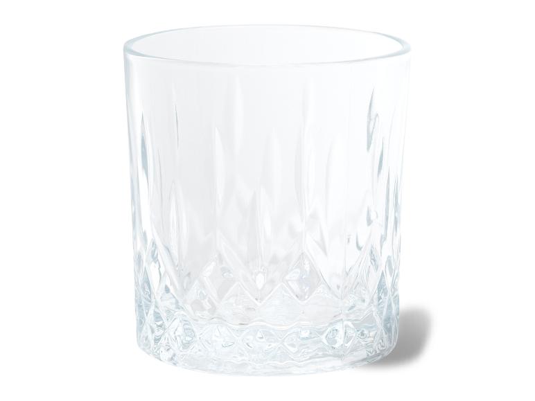 Klares Glas mit strukturiertem, facettiertem Design, das einen subtilen Schatten wirft.