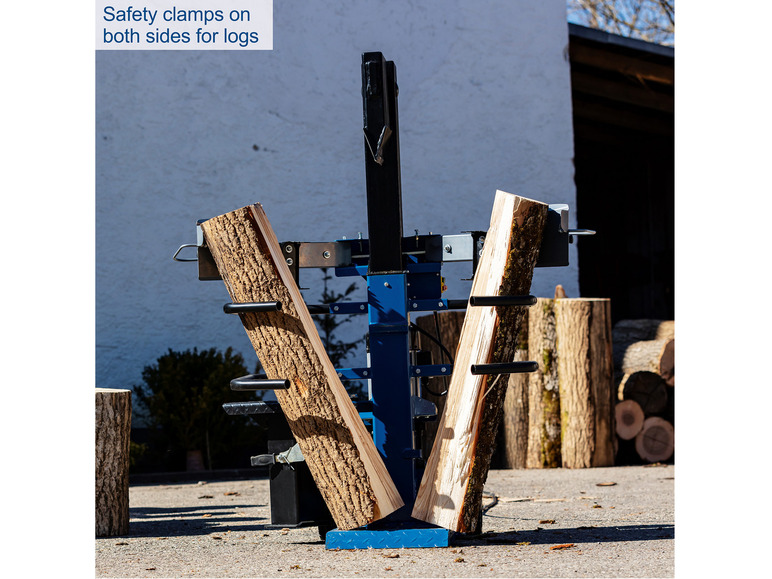 Ein Holzspalter mit zwei Holzstämmen, die zum Spalten bereit sind.