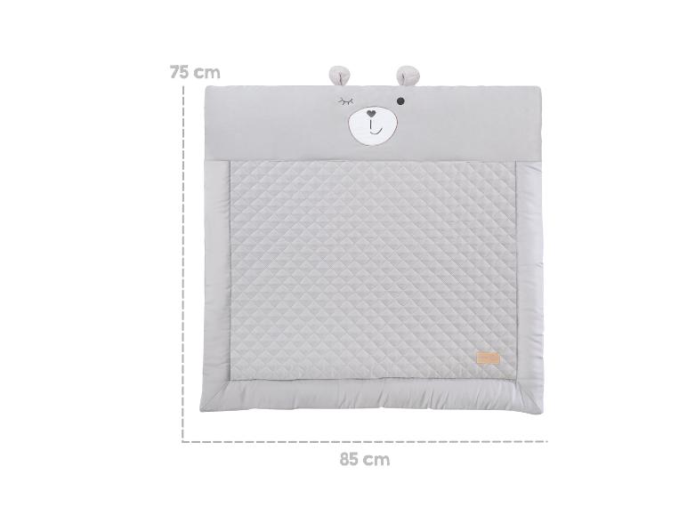 Graue Baby-Spielmatte mit Bärengesicht und Maßen 75 cm x 85 cm.