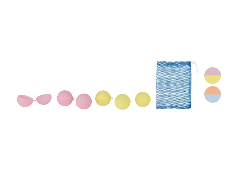 Wiederverwendbare Wasserballons in Pink und Gelb mit blauem Netzbeutel und Farbmustern.