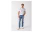 Mann in weißem T-Shirt mit „STRENESSE BLUE“-Aufschrift und blauen Jeans