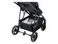 Schwarzer Kinderwagen mit einem Aufbewahrungskorb, der Babyutensilien enthält.