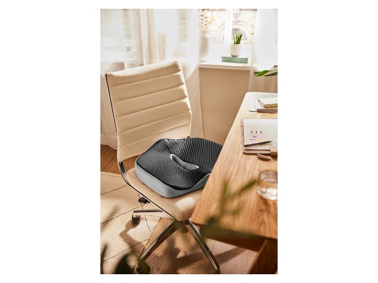 Ergonomisches Sitzkissen auf einem Bürostuhl im Home-Office.