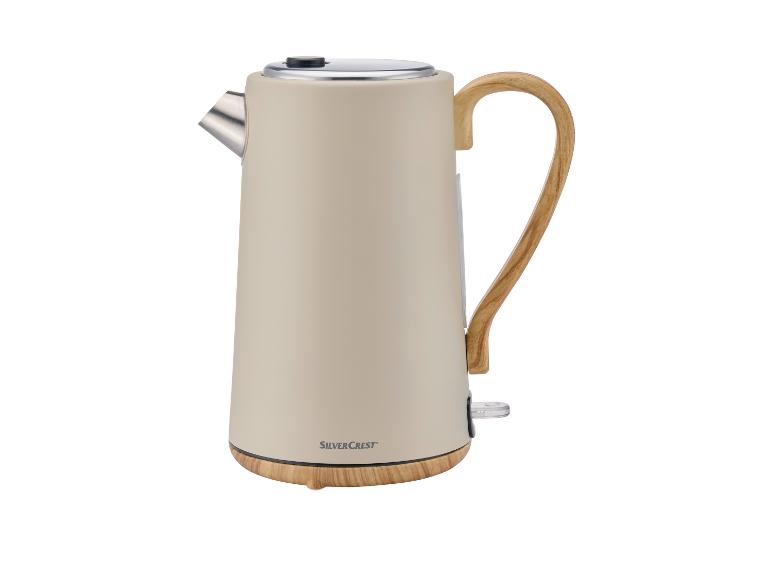 Beige Wasserkocher von SilverCrest mit Holzgriff.