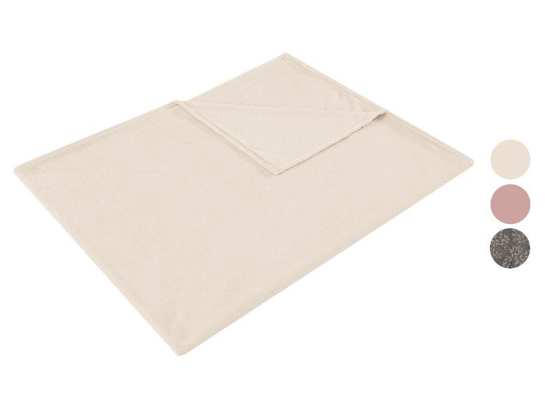 Beige Fleecedecke mit Farbmustern für rosa und gemusterte graue Optionen.