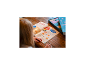 Kind liest FRANZIS „Adventskalender Kinder“ Buch mit Illustrationen und Spielbox.
