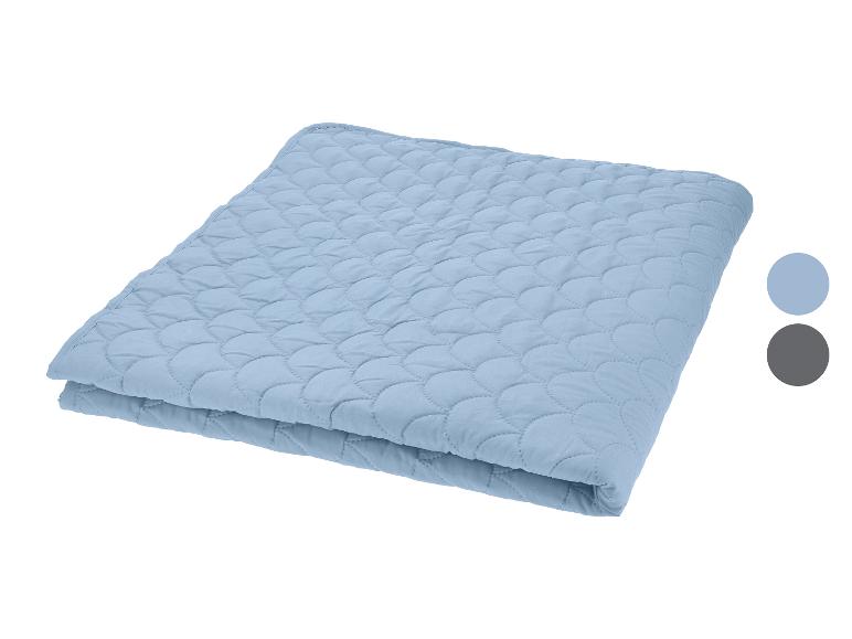 Blaue gesteppte Tagesdecke oder Decke mit zwei Farbmustern.