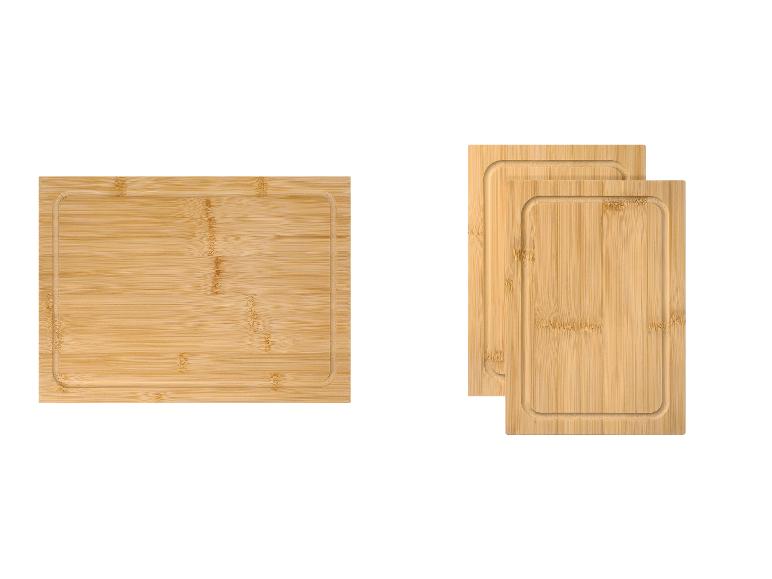 Zwei Bambus-Schneidebretter, ein großes und zwei kleinere, übereinander gestapelt.