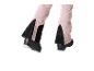 Rosa Damen-Skihose mit schwarzen Details und Skischuhen