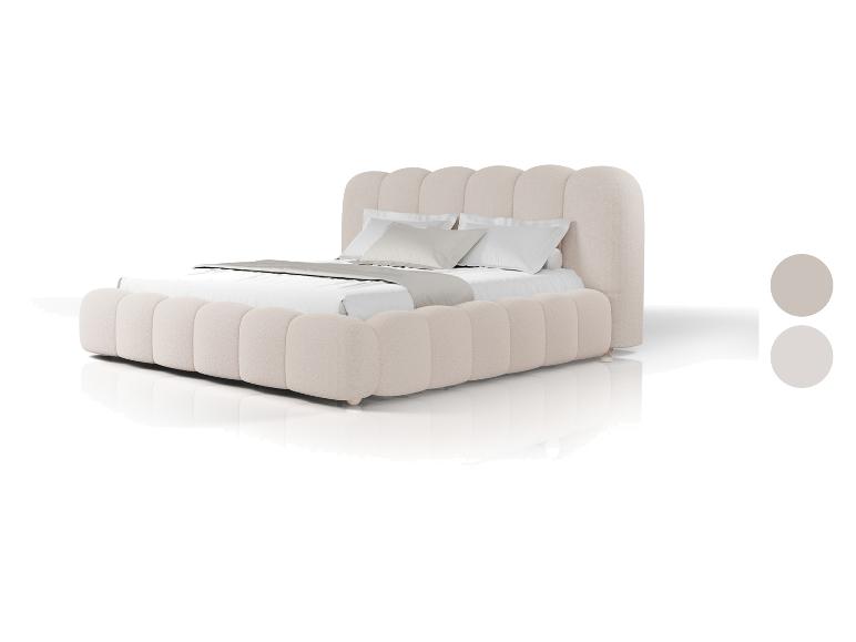 Beiges gepolstertes Doppelbett mit gestepptem Kopfteil und Untergestell, mit weißer und grauer Bettwäsche.