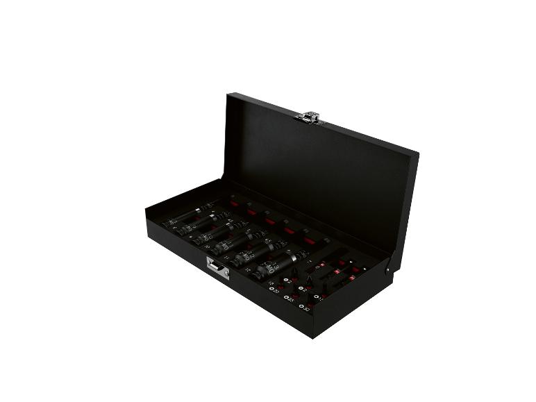 Ein Satz Schraubenschlüssel und Schraubendreher-Bits in einem schwarzen Metallkoffer.