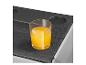Glas Orangensaft auf dem Deckel einer Kühlbox mit Getränkehaltern.