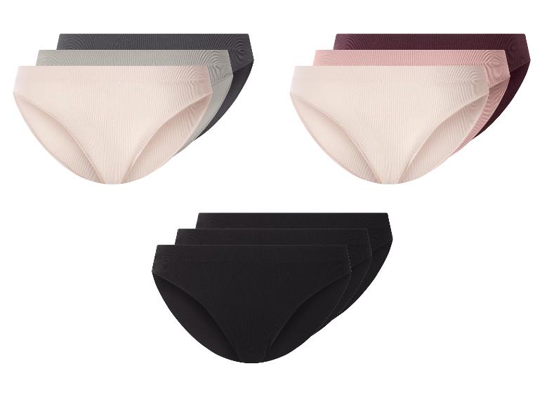 Drei Packungen Damenunterhosen in verschiedenen Farben: Grau, Rosa und Schwarz.