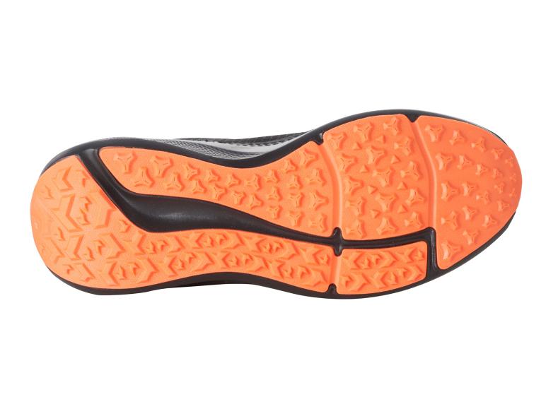 Schwarzer Sneaker mit orangefarbener Sohle.