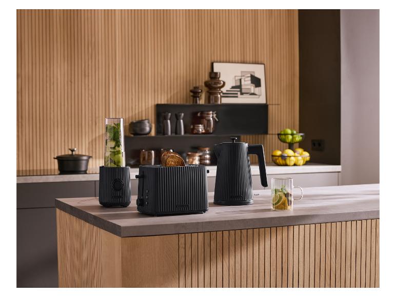 Schwarze Silvercrest Küchengeräte: Mixer, Toaster mit Brot und Wasserkocher auf der Theke.