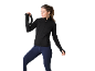 Frau in einer schwarzen Sportjacke und blauen Leggings hält ein Ringgewicht.