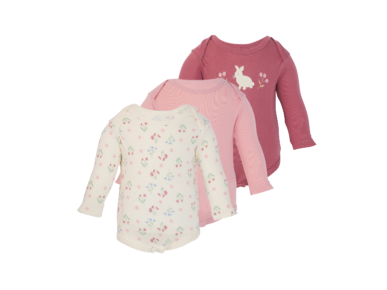 Drei langärmelige Baby-Bodys: einer mit Hase, einer rosa und einer geblümt.