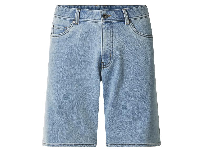 Hellblaue Jeans-Shorts mit Taschen und Metallknöpfen.