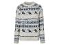 Ein weißer Pullover mit einem Weihnachtsmotiv von Rentieren und Schneeflocken.