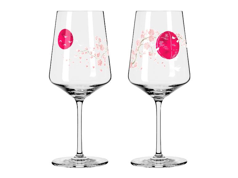 Zwei Weingläser mit Kirschblüten- und aufgehender Sonne-Motiven