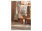 Badezimmer-Interieur: heller Holzwaschtisch, graue Handtücher und heller Badteppich.