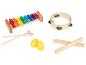 Kinder-Musikinstrumenten-Set mit Xylophon, Tamburin, Maracas und Rhythmusstäben.