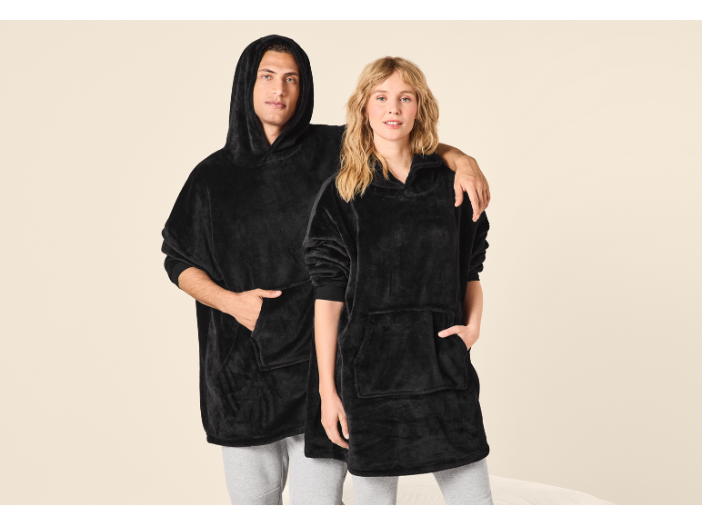 Mann und Frau in schwarzen Oversize-Fleece-Hoodie-Decken.