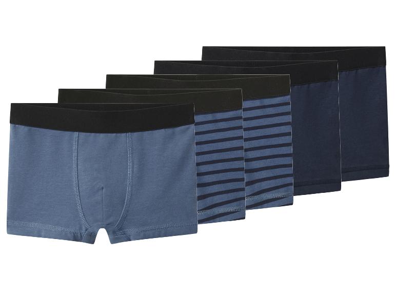 Fünf Herren-Boxershorts in Blautönen, einige einfarbig, einige gestreift.