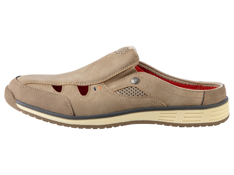 Braune Slipper im sportlichen Stil.