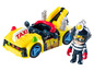 Ein gelbes Spielzeugauto mit einem 'TAXI'-Schild und einer Figur eines Mannes mit Helm.