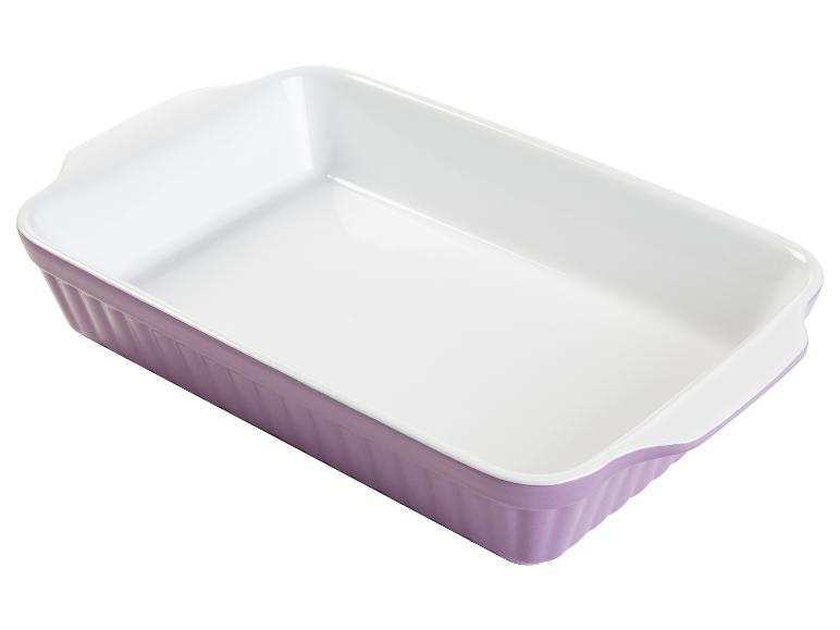 Eine lila Auflaufform zum Backen von Speisen.