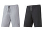 Zwei Paar kurze Trainingshosen, eine grau und eine schwarz.