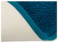 Detail einer blauen Badematte mit rutschfester Unterseite.