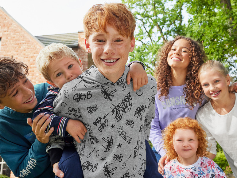 Kinder in Hoodies mit Skate-Prints und dem Schriftzug 'Sunshine'.