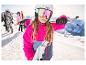 Mädchen in einer rosa CRIVIT Kinder-Skijacke auf der Skipiste.