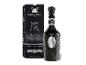 Schwarze Spirituosenflasche und -box mit „Non Plus Ultra Black Edition“-Text und historischen Bildern.