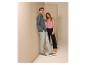 ESMARA MEN Herren-Leinenhemd, helle Hose und Sneaker.