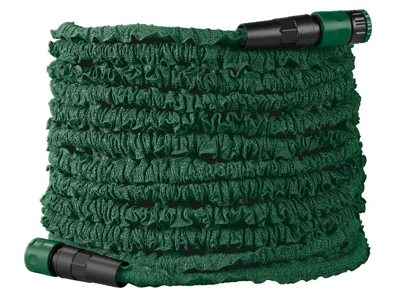 Aufgerollter grüner dehnbarer Gartenschlauch mit schwarzen und grünen Anschlüssen