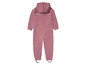 Ein rosafarbener Regenoverall mit Kapuze für Kinder.