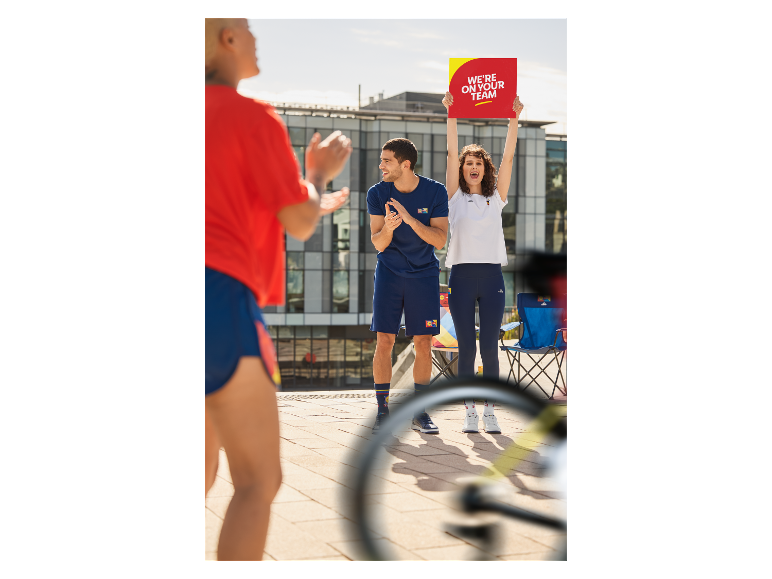 Sportler in Joma Kleidung halten ein Schild mit "Wir sind in deinem Team".