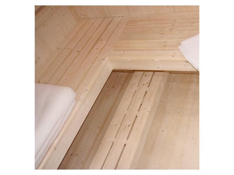 Heller Holzsauna-Innenraum mit Bänken und Rückenlehnen