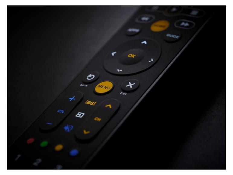 TV-Fernbedienung mit Tasten für OK, MENU, BACK, EXIT, VOL und CH