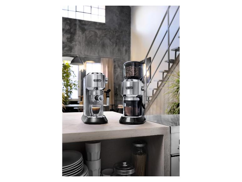 Espressomaschine und Kaffeemühle in einer modernen Küche mit industriellem Design.