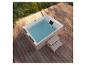 HOME DELUXE Outdoor-Whirlpool Nimbus auf einer Holzterrasse mit Einstiegstreppe.