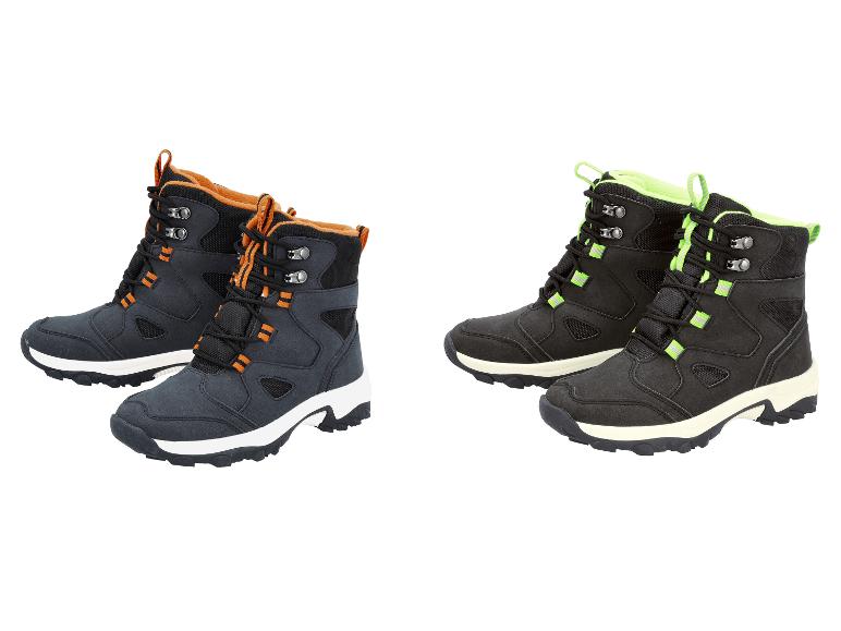 Zwei Paar Wanderstiefel, ein graues mit Orange und ein schwarzes mit Neongrün.