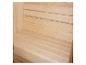 Helle Kiefernholzbank in einer Sauna, mit horizontalen Latten an der Wand.