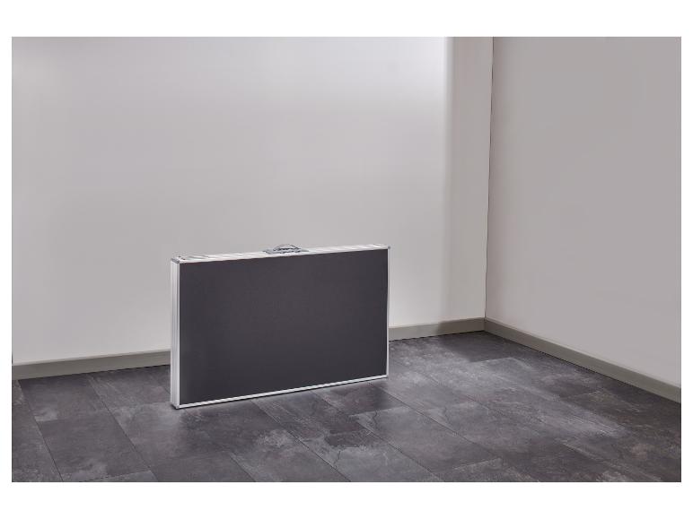 Klappbarer Campingtisch in einer Zimmerecke mit dunklem Boden