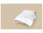 LIVARNO® Bettdecke kochfest warm, 135 x 200 cm auf einem Holzbett.
