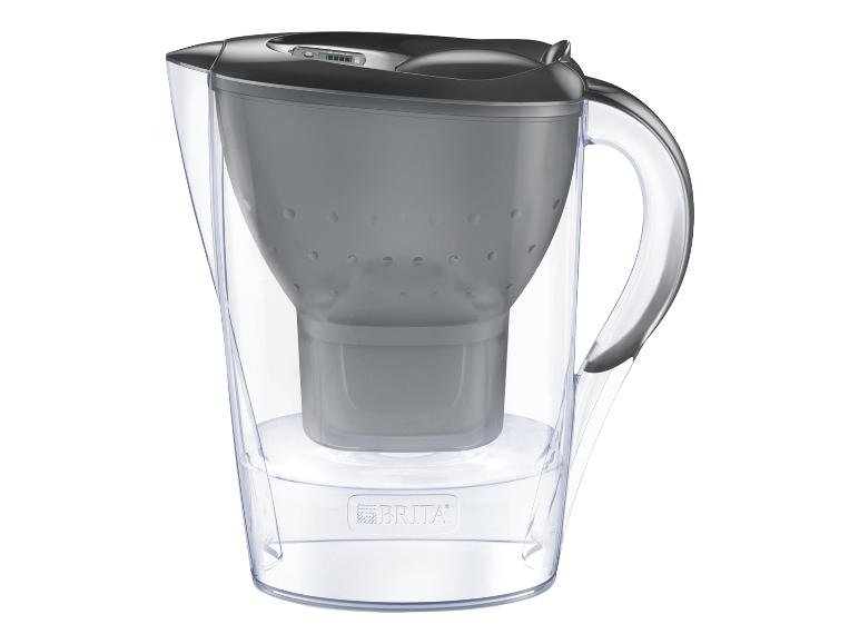 Ein Wasserfilterkrug mit dunkelgrauem Deckel und Filterbehälter sowie einem transparenten Krug.
